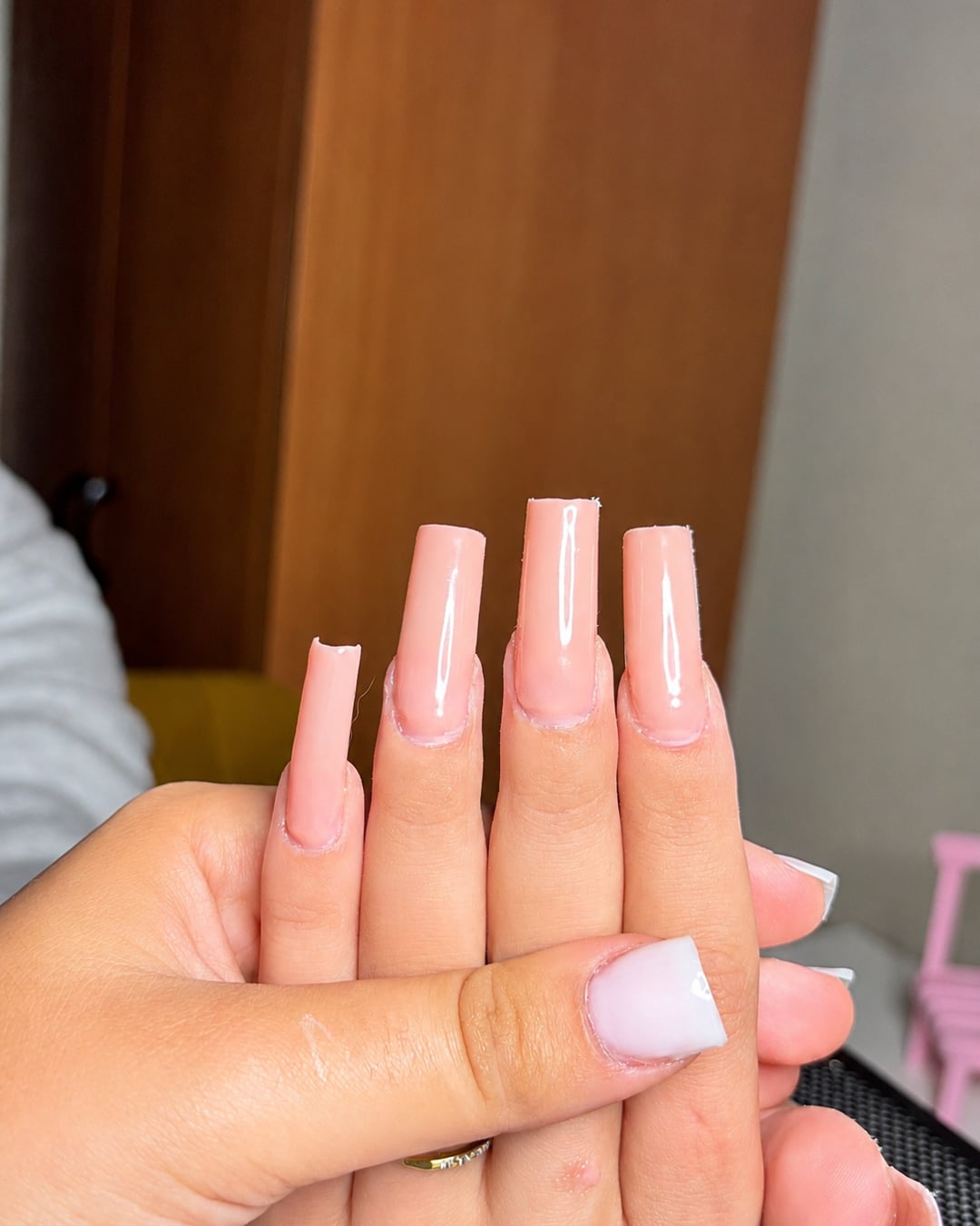 Ongles longs carrés, vernis rose nude brillant et pouce blanc mat, finition glossy